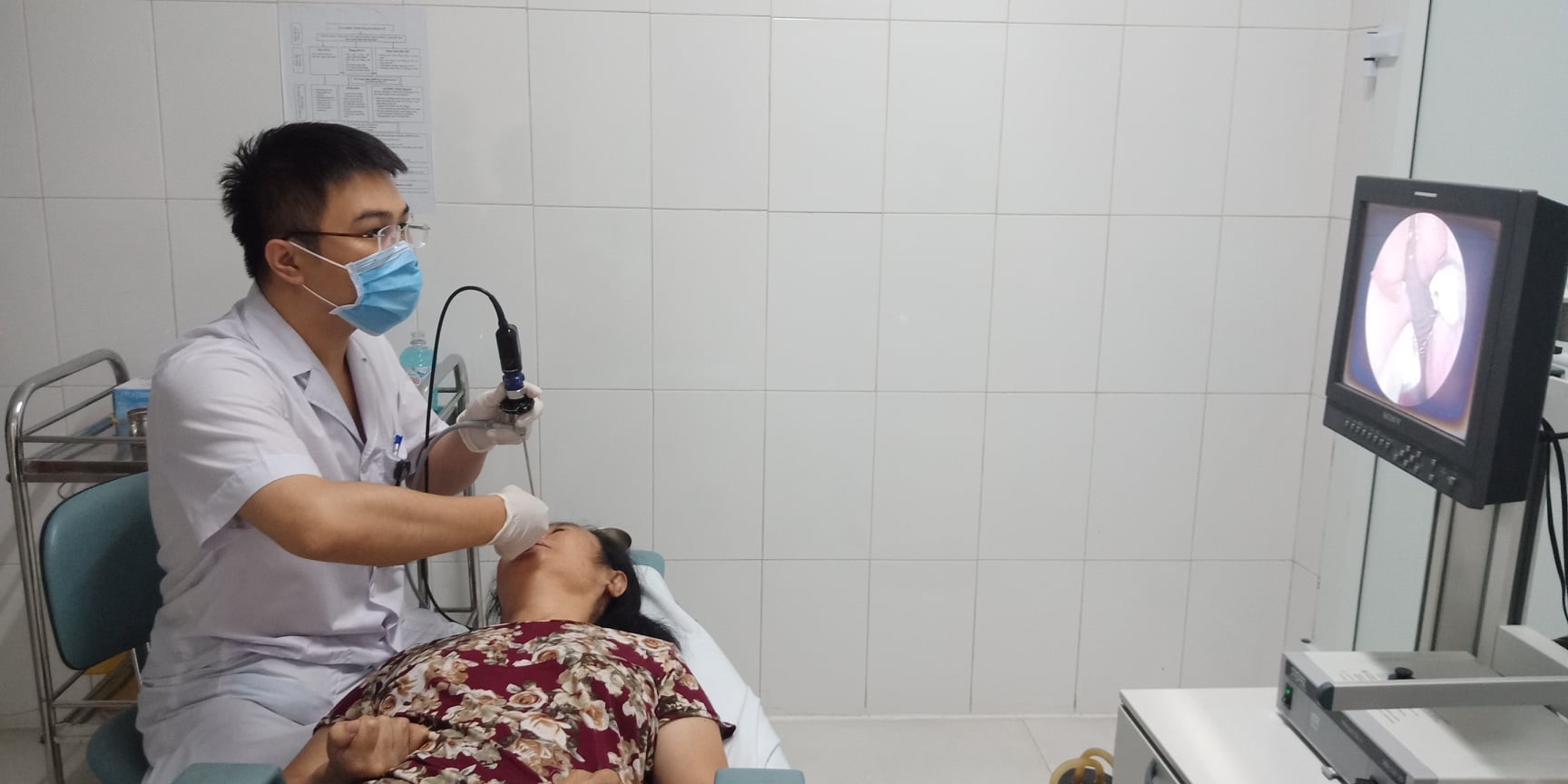 Bác sĩ Nông Hoàng Mạnh đang tiến hành thủ thuật gắp con đỉa từ mũi bệnh nhân