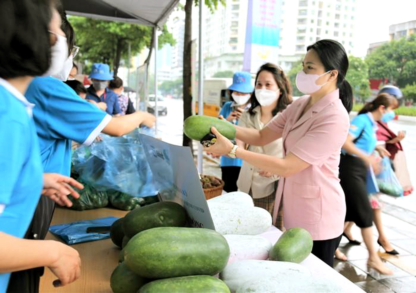 Chủ tịch Hội LHPN Việt Nam Hà Thị Nga (phải) ủng hộ nông sản sạch