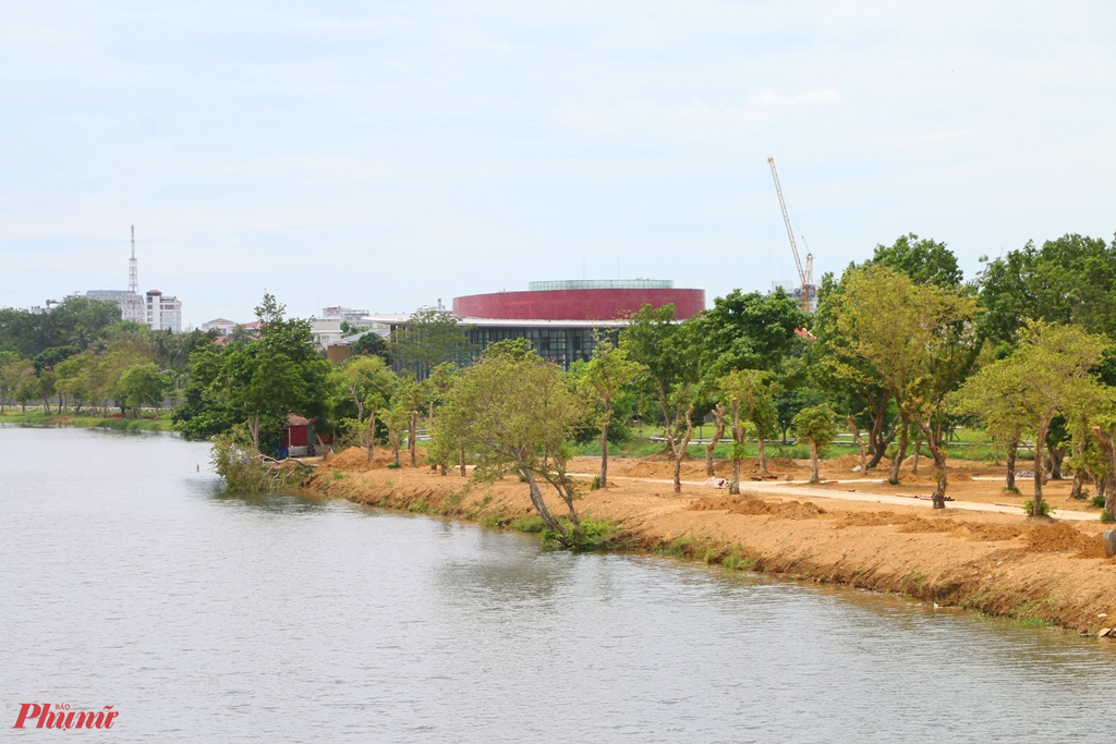 Một góc công viên cồn Dã Viên bên sông Hương