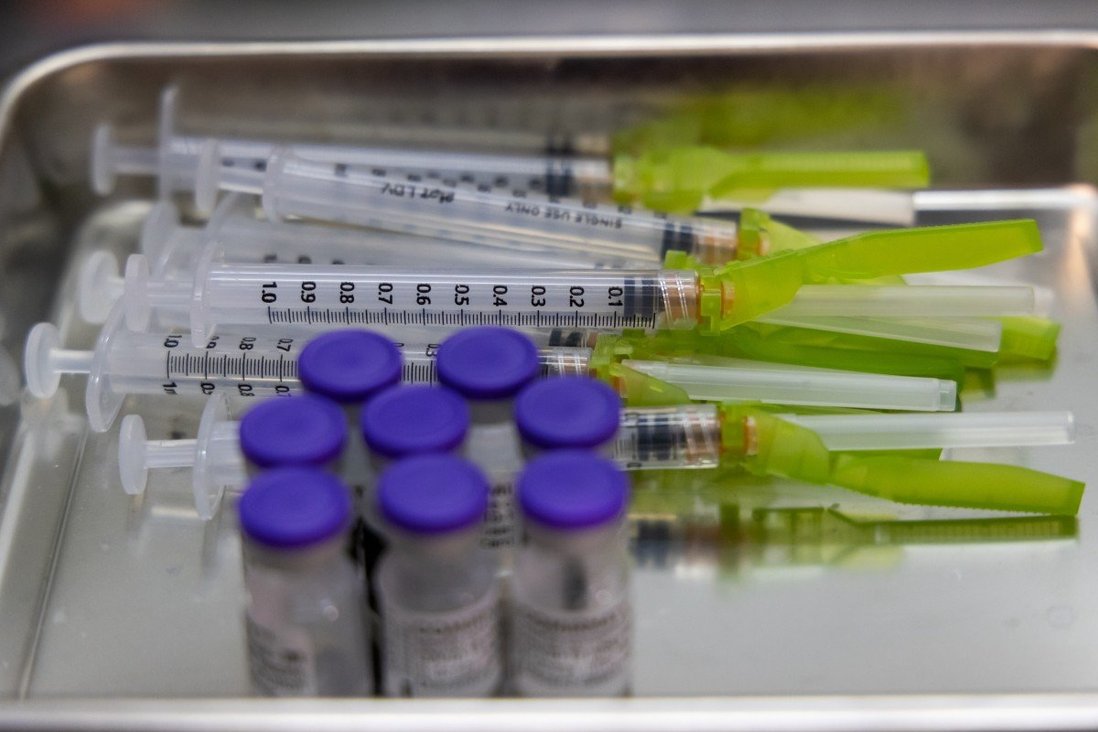 Các lọ vắc-xin Pfizer-BioNTech Covid-19 được nhìn thấy cùng với ống tiêm tại một điểm tiêm chủng ở Incheon, Hàn Quốc