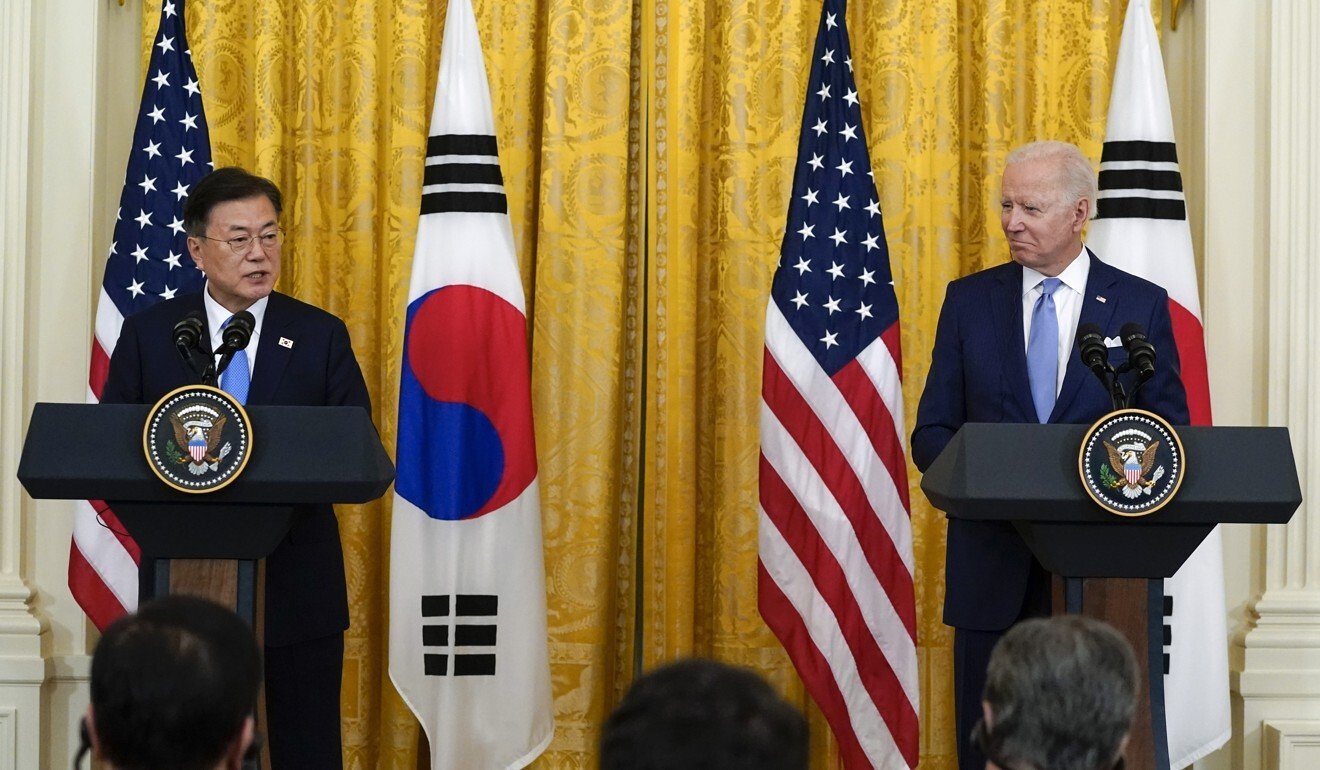 Tổng thống Moon Jae-in (trái) và Tổng thống Joe Biden hội đàm tại Nhà Trắng vào tháng trước