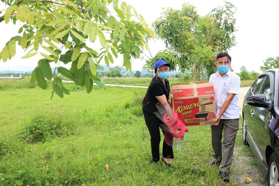 Lãnh đạo Phòng GD-ĐT huyện Thạch Hà mang quà đến thăm, động viên học sinh