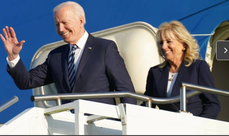 Tổng thống Joe Biden và phu nhân Jill Biden trên đường đến Anh dự  hội nghị của nhóm G7, ngày 9/6.