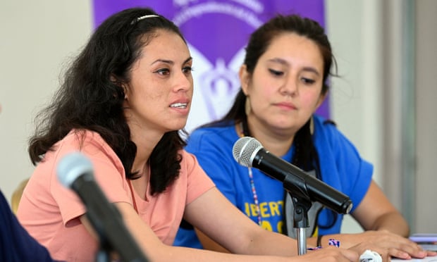 Sara Rogel, bên trái, phát biểu trong cuộc họp báo sau khi mãn hạn tù, ở San Salvador hôm thứ Ba. Ảnh: Marvin Recinos / AFP / Getty Images