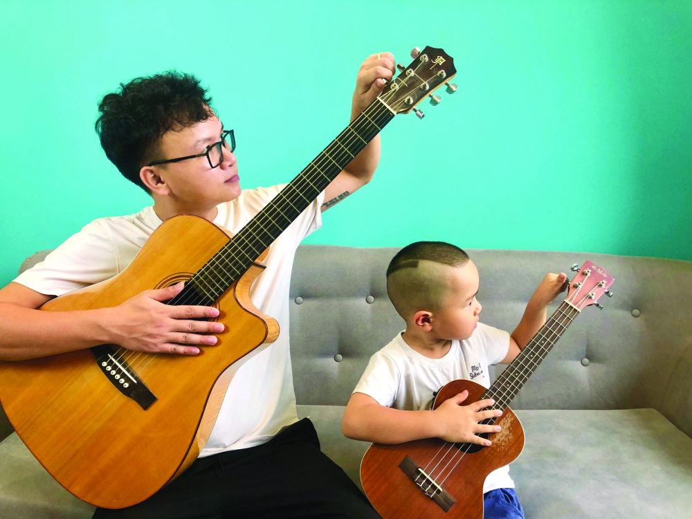 Bố con Sâu và thứ nhạc trong như dòng suối mát Sâu và bố đều có đàn và thường tập luyện cùng nhau