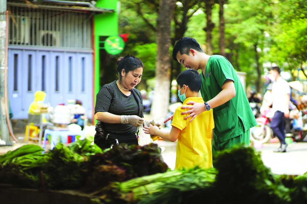 Anh Thọ dẫn bé Quang Minh đi chợ để làm quen với môi trường bên ngoài