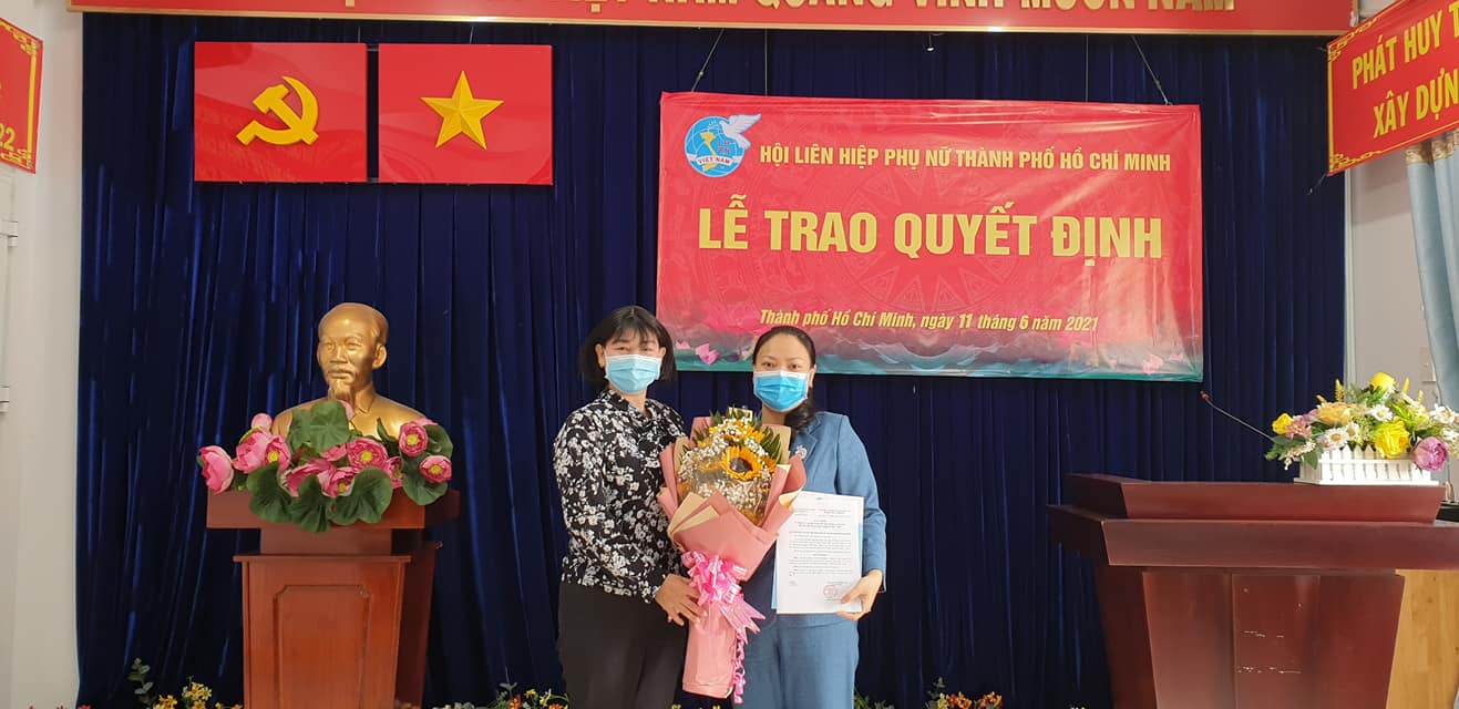 Bà Trần THị Phương Hoa tặng hoa chúc mừng tân chủ tịch Hội LHPN Q.8