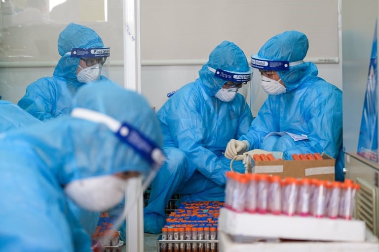 Nhân viên y tế khẩn trương lấy mẫu xét nghiệm giám sát COVID-19