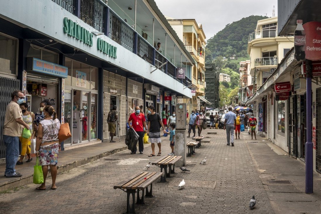 Người đi bộ đi trên một con phố ở thủ đô Victoria, Seychelles. Tệp ảnh: AP