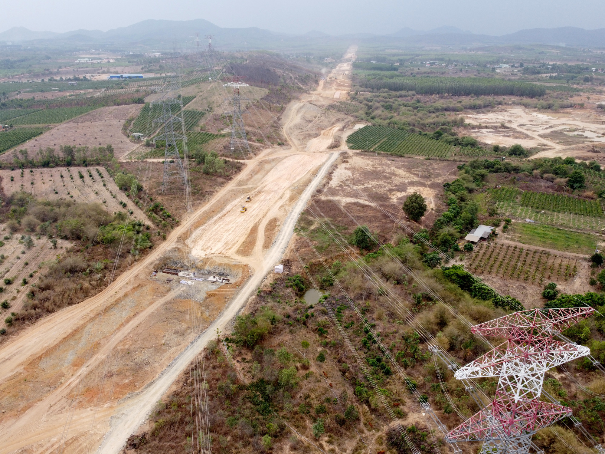 Đường dây điện cao thế chưa được di dời qua khu vực thi công cao tốc Bắc - Nam thuộc huyện Hàm Tân. Ảnh: Trường Nguyên