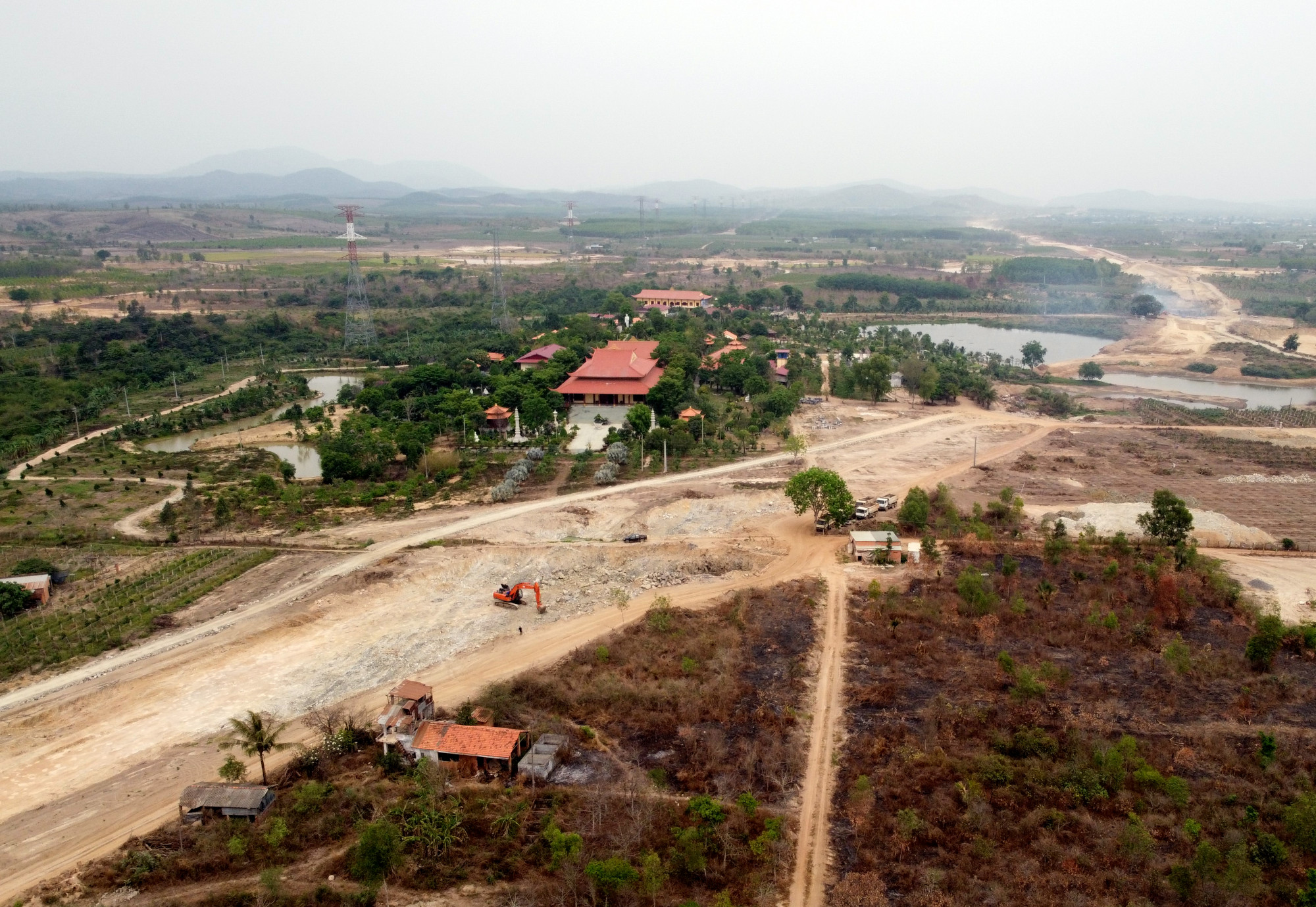 Việc giải phóng mặt bằng cao tốc Bắc - Nam qua địa phần tỉnh Bình Thuận đang có nhiều vướng mắc về việc bồi thường cũng như một số công trình hạ tầng kỹ thuật. Ảnh: Trường Nguyên