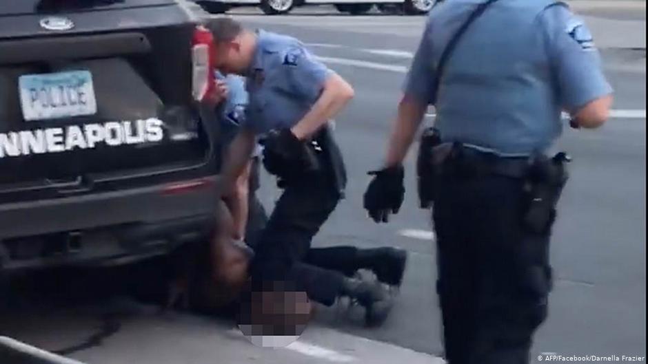 Giây phút người đàn ông da đen Floyd đang cố van xin viên cảnh sát cho mình được thở - Ảnh: AFP