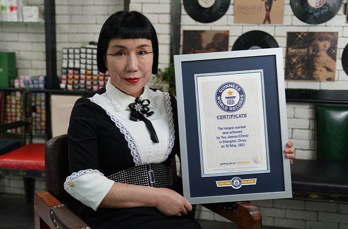 Cô You Jianxia với tấm bằng chứng nhận do tổ chức Guiness Thế giới trao tặng - Ảnh: Guinness World Records