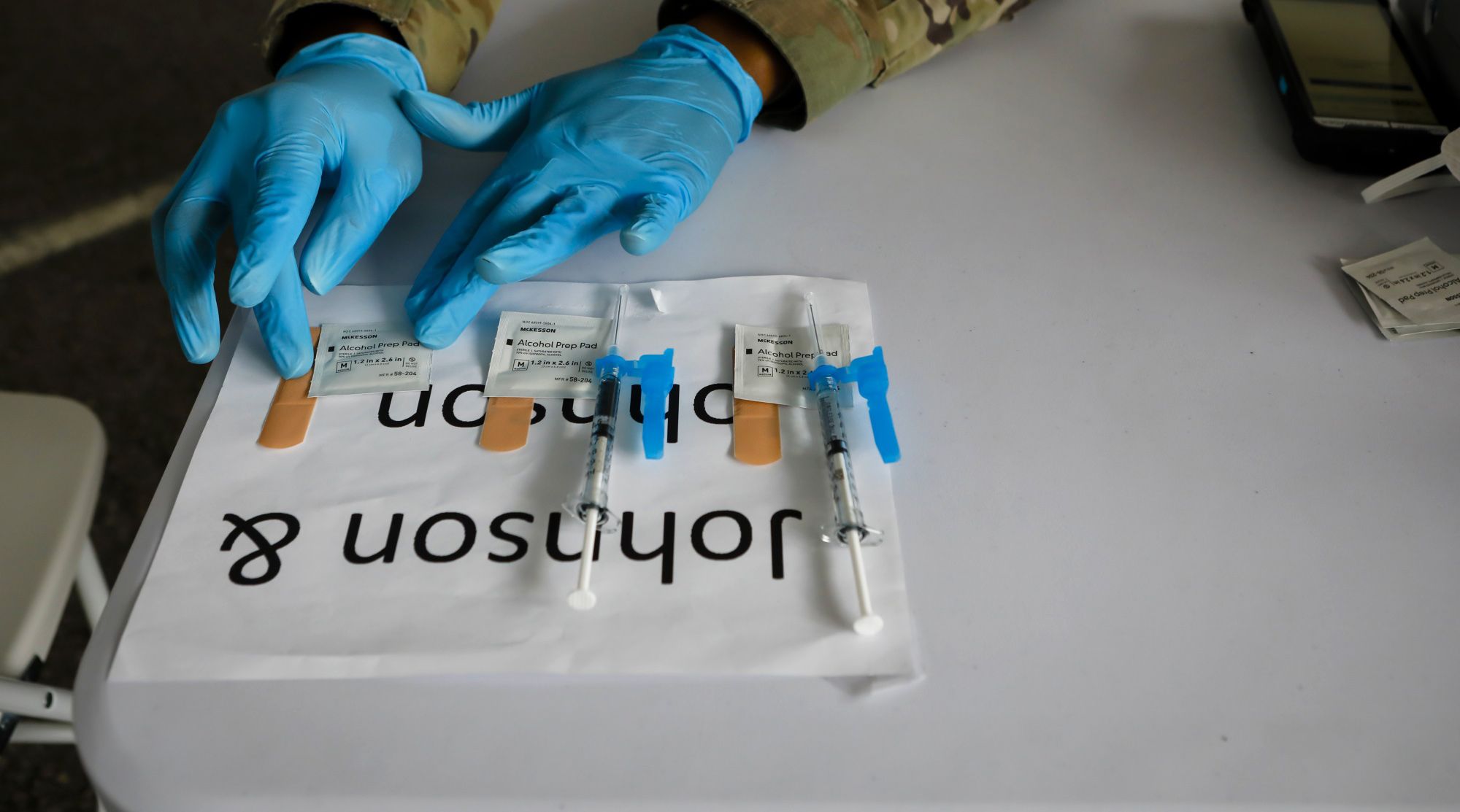 Các chuyên gia cho biết, có thể đã xảy ra tình trạng nhiễm khuẩn chéo trong quá trình sản xuất vắc-xin tại nhà máy Emergent BioSolutions - Ảnh: Reuters