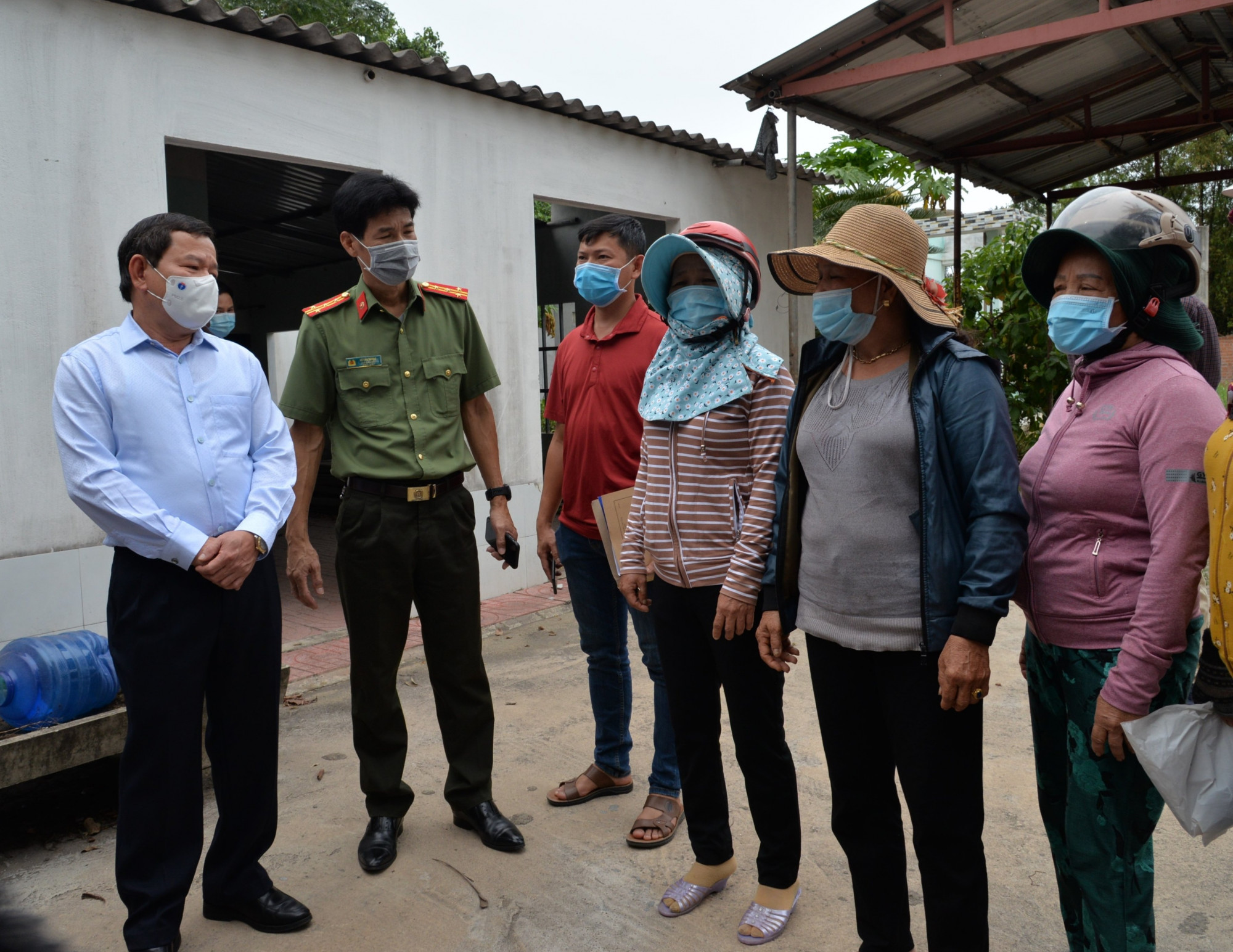 Chủ tịch UBND tỉnh Quảng Ngãi Đặng Văn Minh (ngoài cùng bên trái) đi kiểm tra tại nhà dân bị ảnh hưởng ô nhiễm môi trường