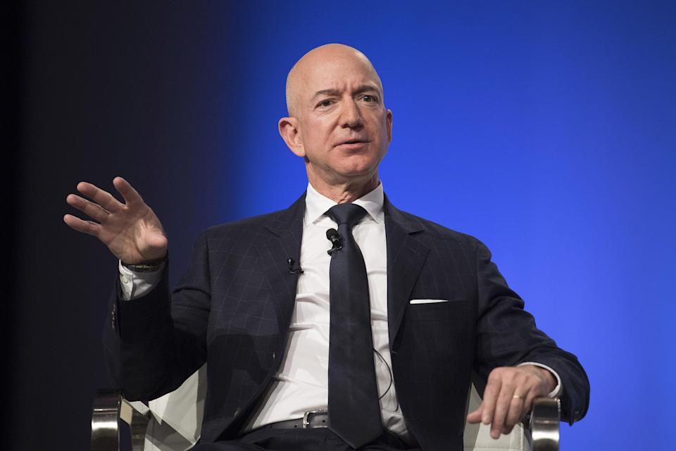 Chuyến bay vào vũ trụ cùng với tỷ phú Jeff Bezos được bán với giá 28 triệu USD - Ảnh: AFP