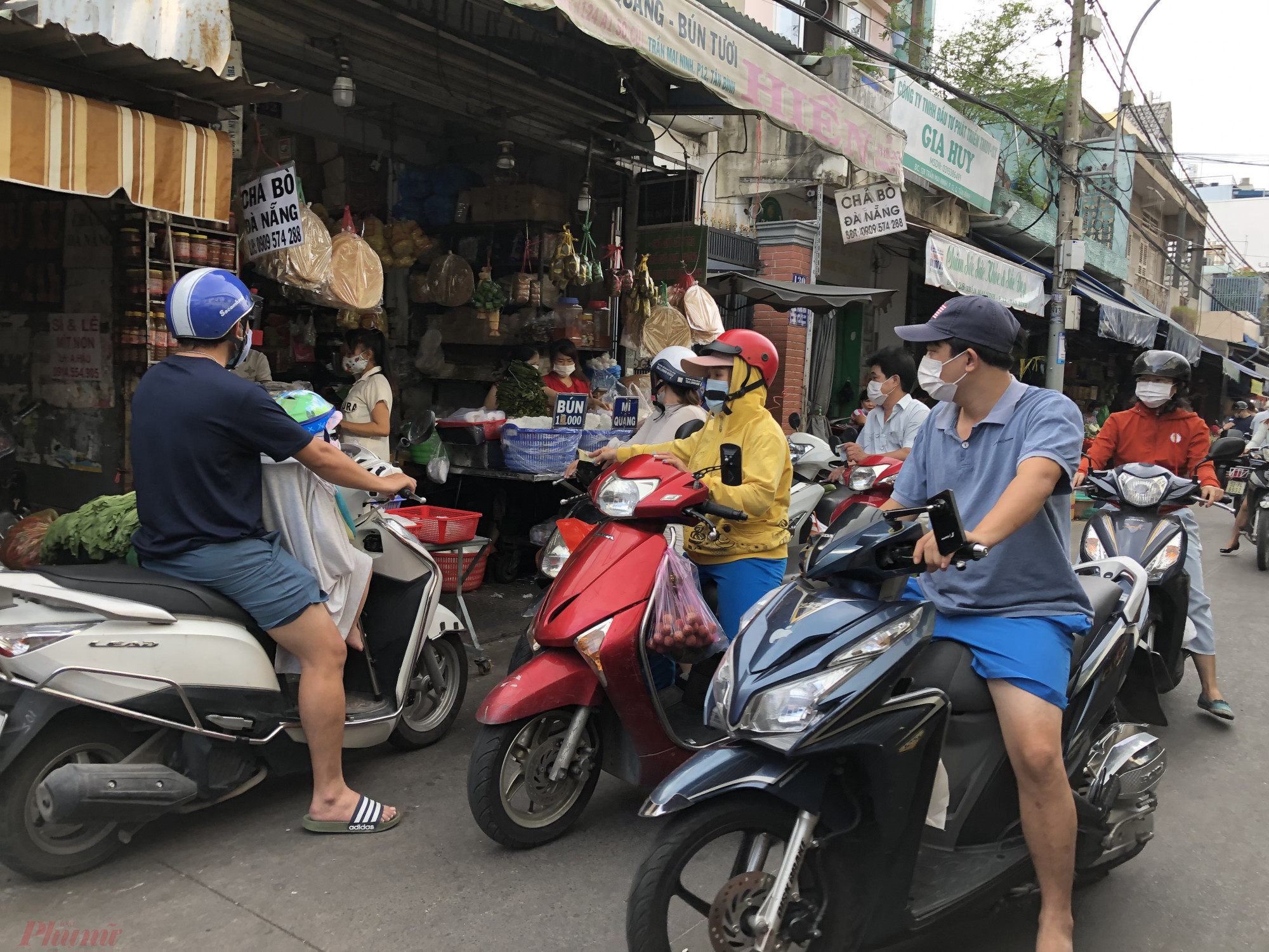 Tại chợ Bà Hoa (Q.Tân Bình, TPHCM), nhiều người cũng tranh thủ đi chợ mua vật phẩm cúng Tết Đoan Ngọ sớm nên khách cũng khá đông hơn so với cách đây vài ngày.  