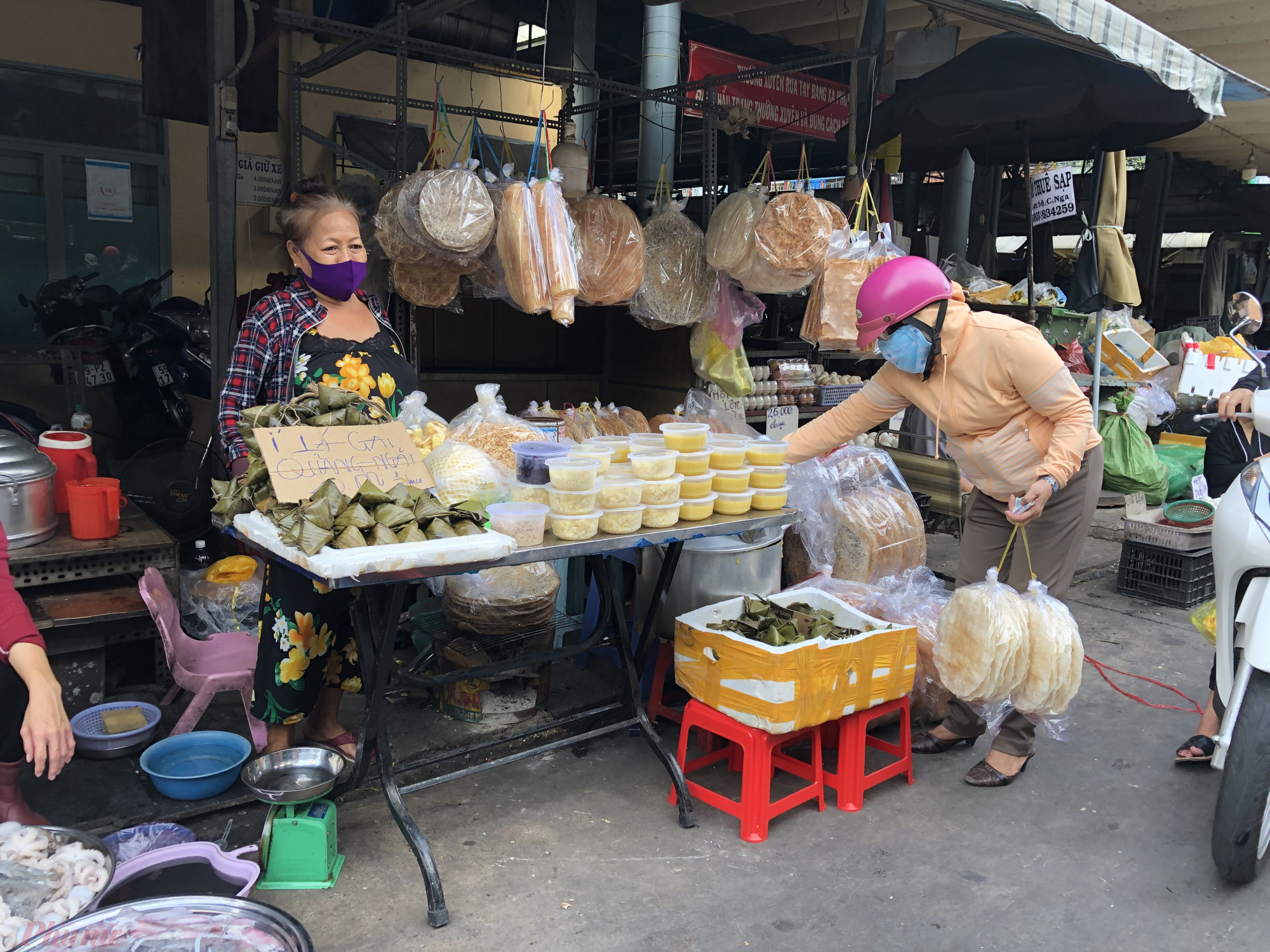 Tại chợ Bà Hoa còn bán bán lá gai để cúng Tết Đoan Ngọ