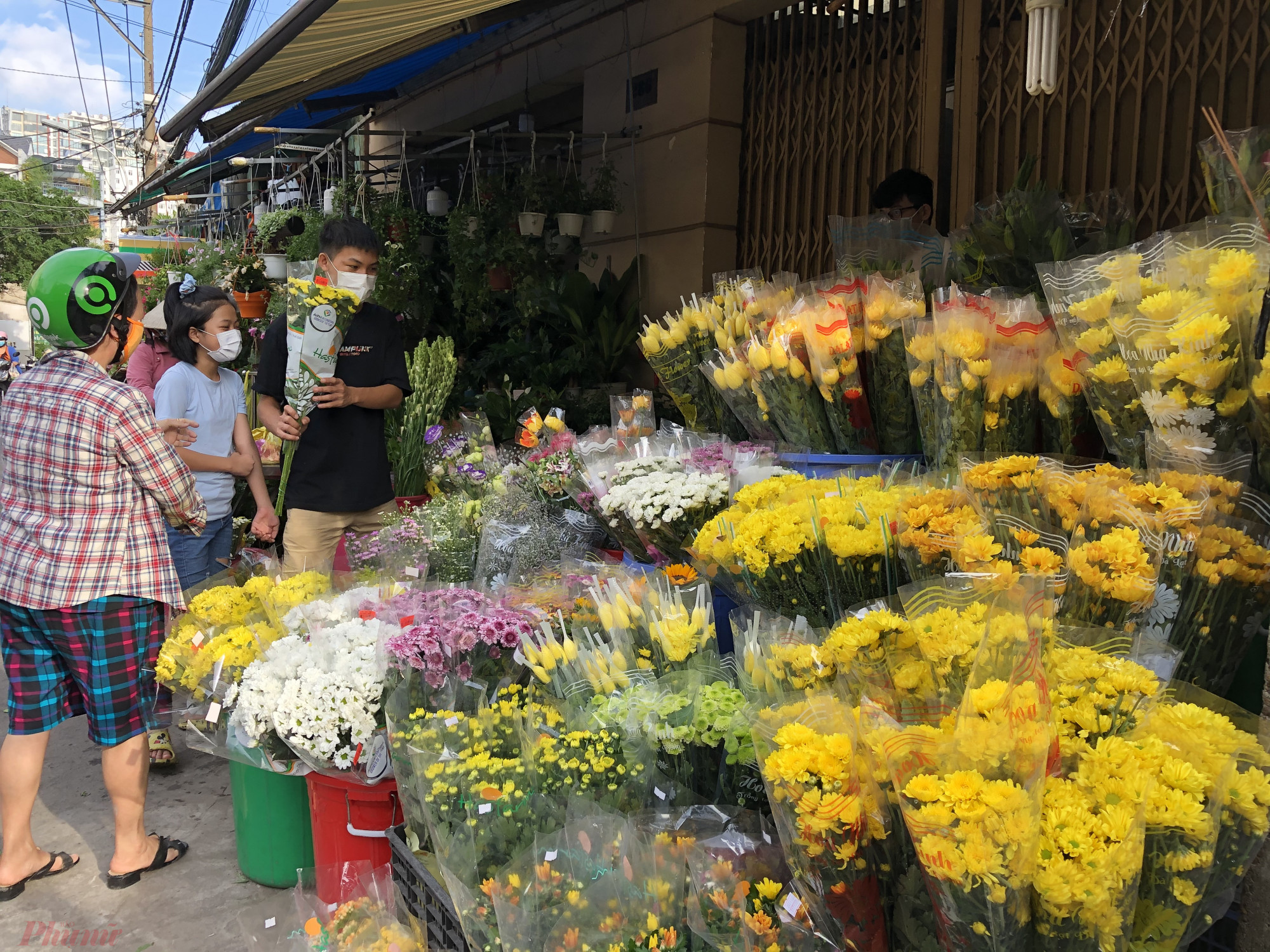 Ghé một sạp hoa trên đường Bàu Cát (Q.Tân Bình, TPHCM), người bán cho biết, giá hoa không tăng, sức mua cũng yếu hơn. 