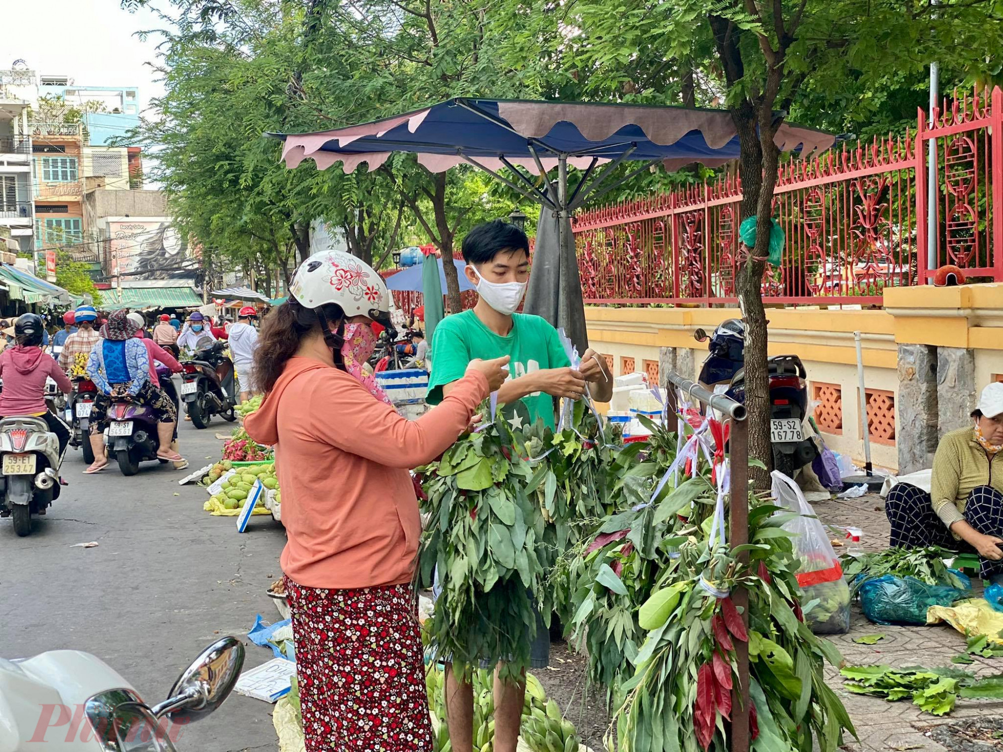 Lá xông có giá từ 10.000-12.000 đồng/bó, tuỳ điểm bán. 