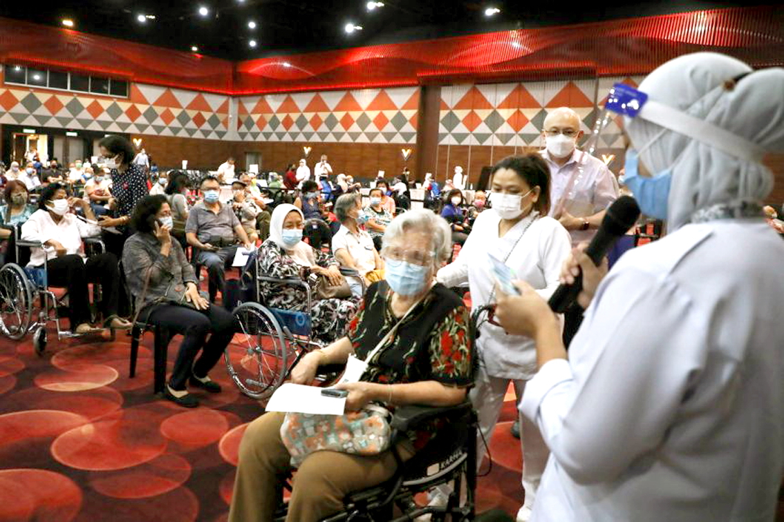 Người dân chờ tiêm vắc-xin COVID-19 tại một trung tâm tiêm chủng  ở Subang Jaya, Malaysia