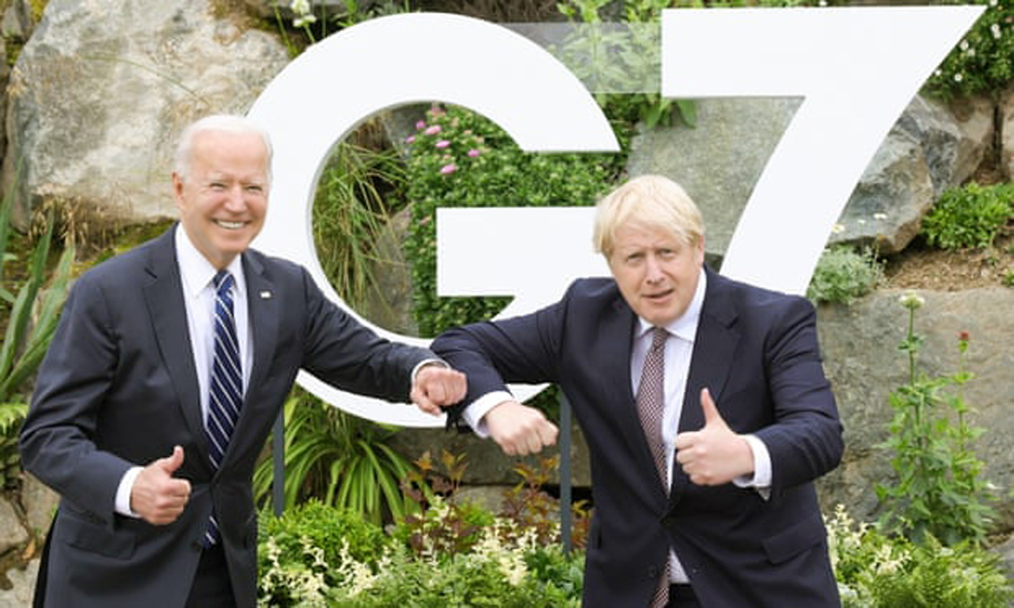 Thủ tướng Anh Boris Johnson (phải) chụp ảnh với Tổng thống Joe Biden ở Vịnh Carbis, Cornwall hôm 11/6