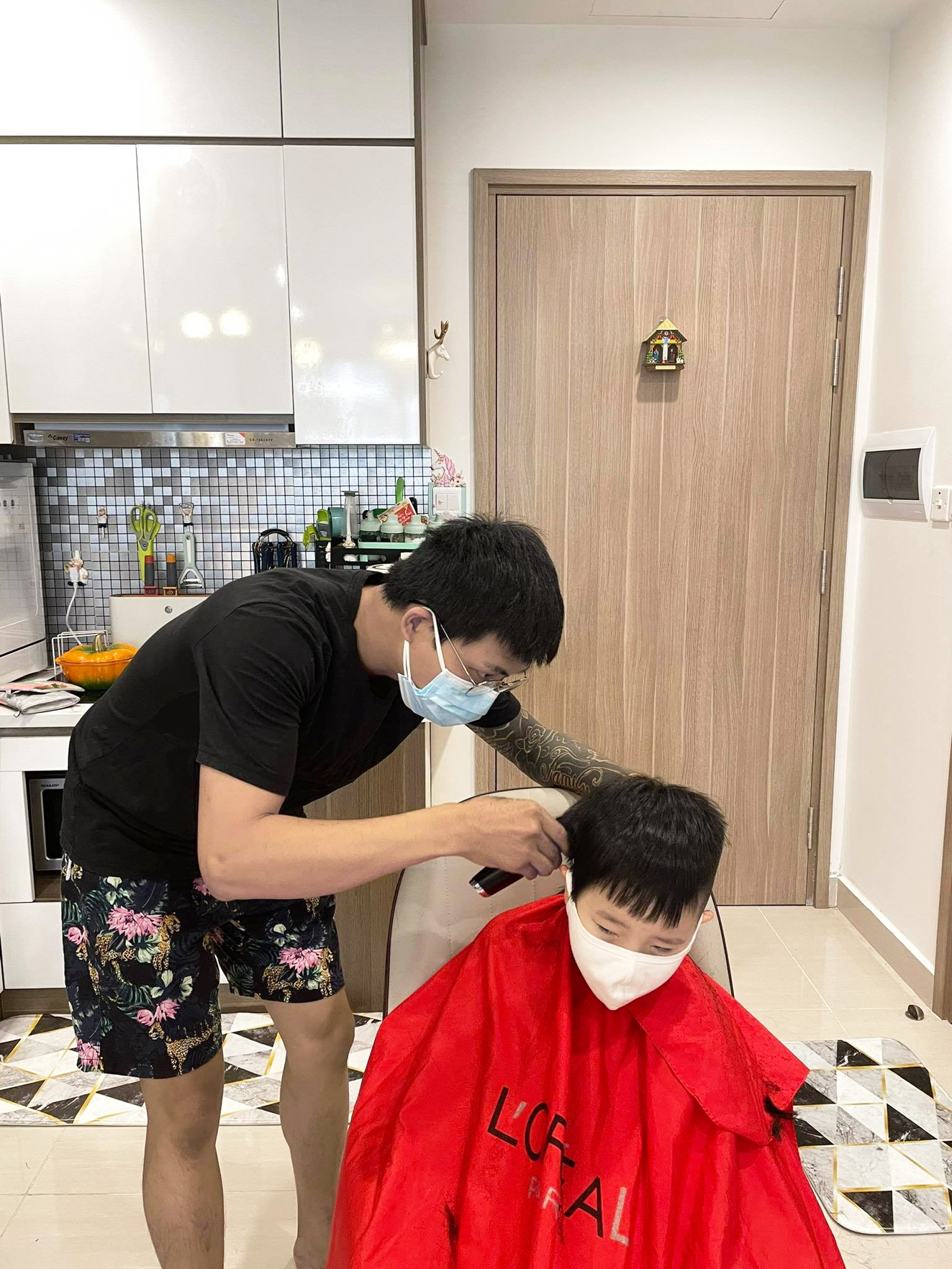 Dịch vụ cắt tóc, làm đẹp tại gia nở rộ trong mùa dịch COVID-19