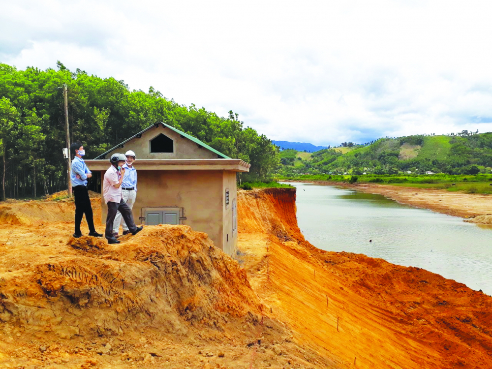 Nắng hạn nhiều ngày khiến suối Ta Rinh chảy qua xã A Ngo, H.A Lưới, tỉnh Thừa Thiên - Huế dần cạn kiệt ẢNH: THUẬN HÓA