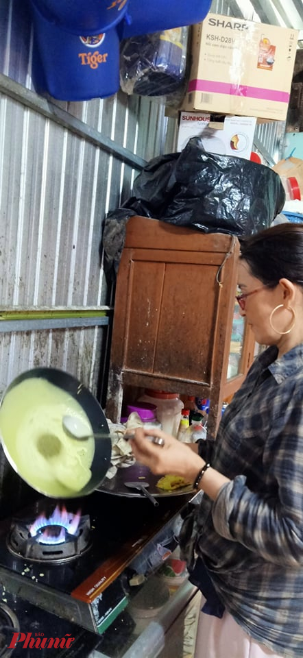 Chị Kim Chi, đổ bánh xèo - món truyền thống ngày Tết Đoan ngọ ở An Giang