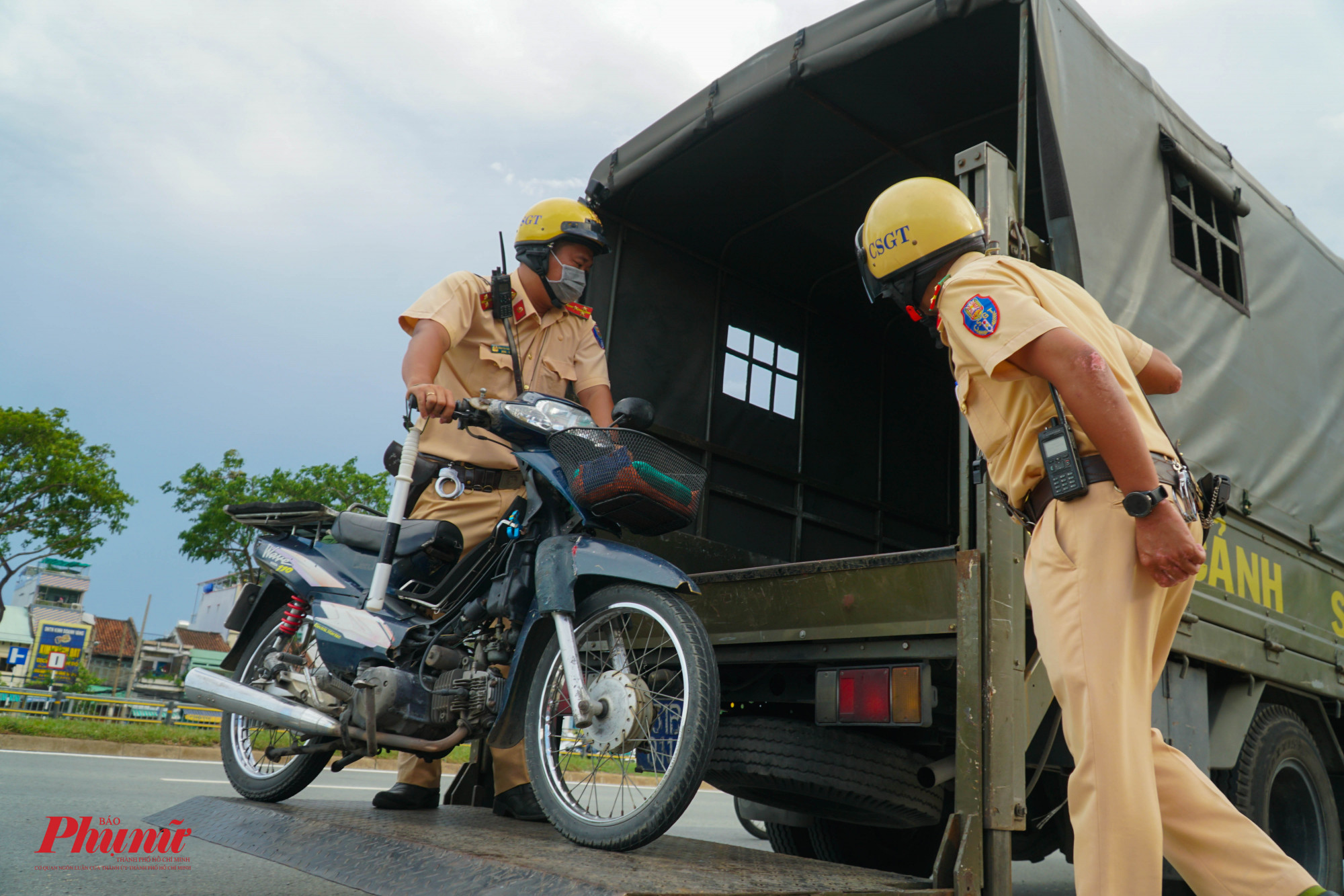 Nhiều phương tiện bị tạm giữ do không xuất trình giấy tờ hợp lệ