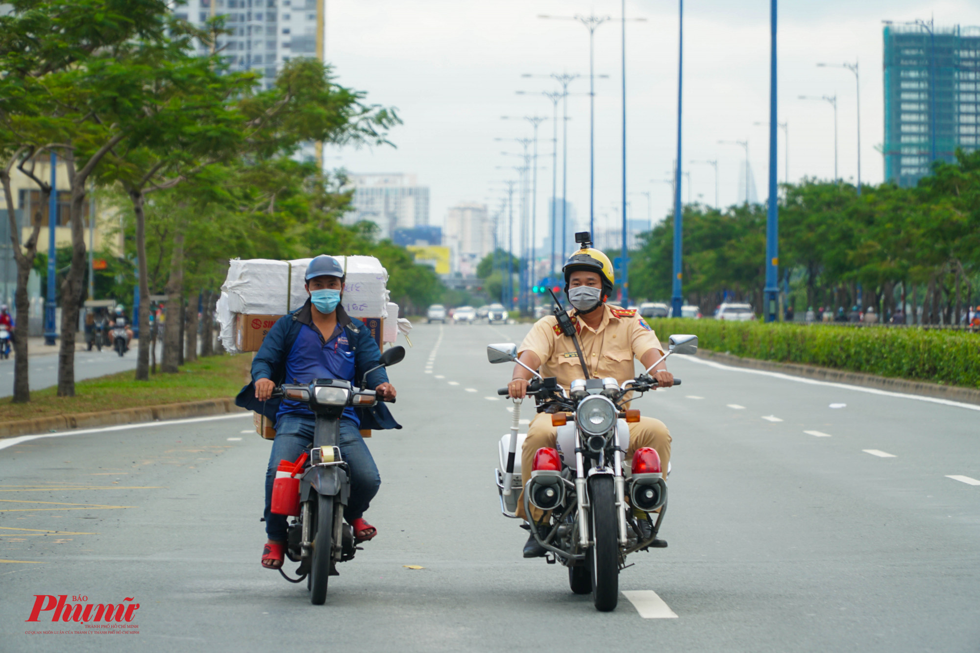 Nhiều người điều khiển xe máy vô tư chạy vào làn xe ô tô