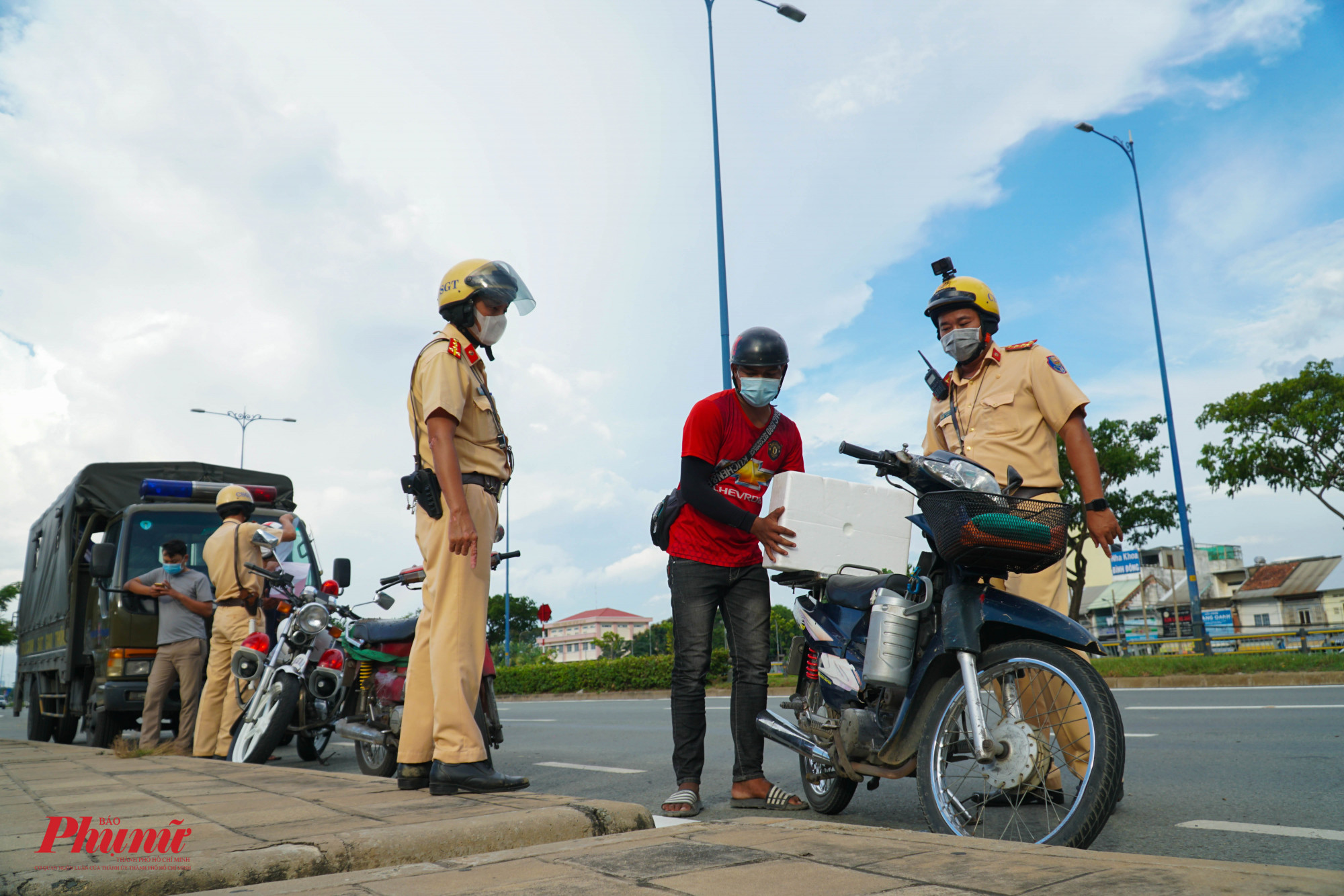 Phần lớn, tại thời điểm kiểm tra, các chủ phương tiện đều không xuất trình được giấy tờ hợp lệ