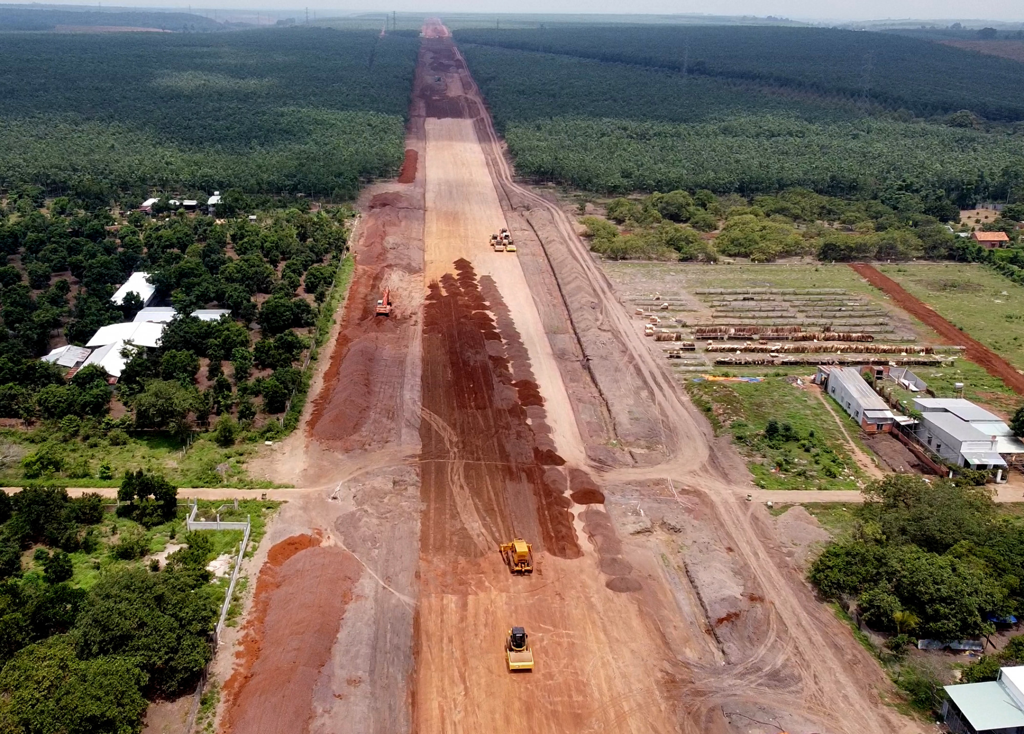 Nhiều tỉnh thành có cao tốc Bắc - Nam đi qua đều gặp khó khăn khi thiếu vật liệu đắp nền đường. Ảnh: Trường Nguyên