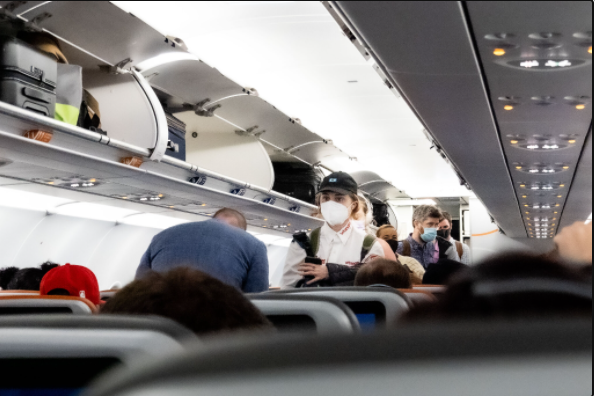 Hành khách không đeo khẩu trang trên máy bay có thể bị phạt đến 15.000 USD