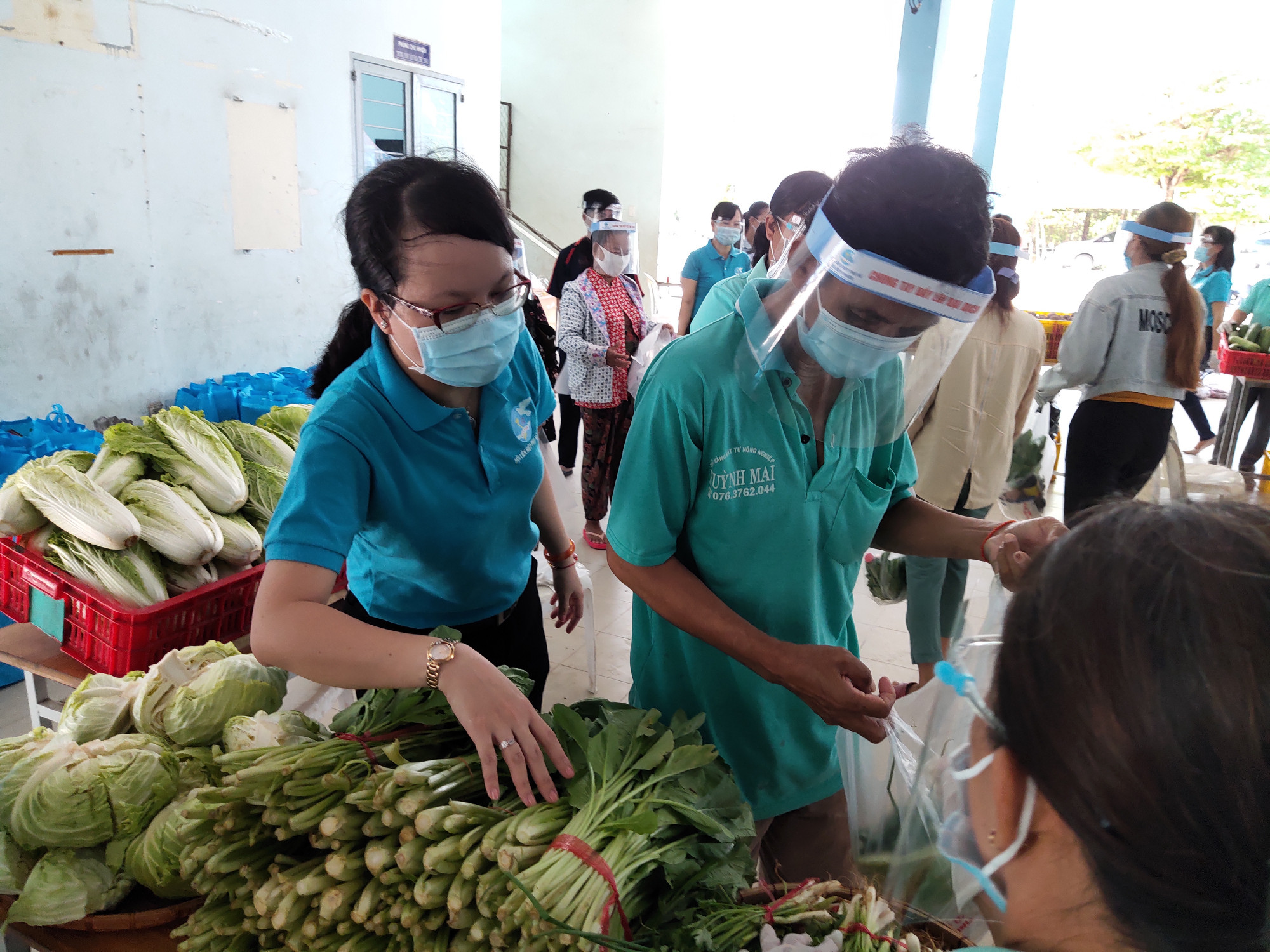 Những gian hàng thực phẩm thiết yếu được Hội LHPN huyện Nhà Bè chuẩn bị để phục vụ miễn phí nhu cầu của người dân