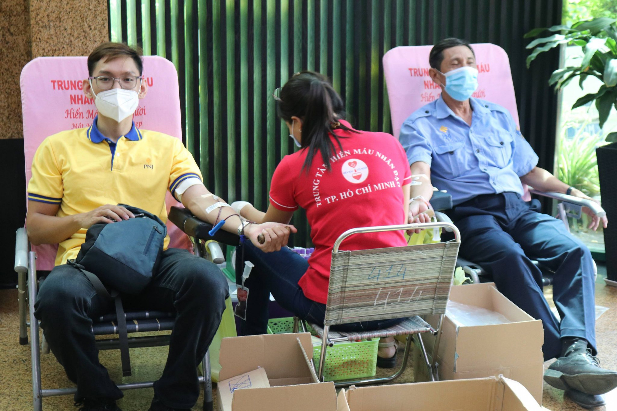 Các cán bộ, nhân viên PNJ có mặt từ rất sớm để tham gia hoạt động hiến máu nhân đạo. Ảnh: PNJ