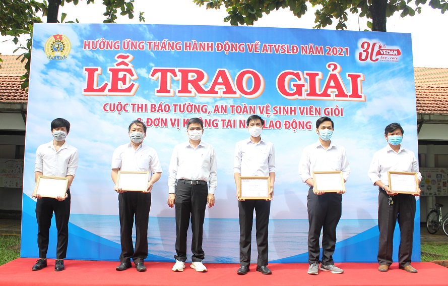 Ông Ko Chung Chih - Phó tổng giám đốc Vedan Việt Nam trao giải “Cuộc thi báo tường, an toàn vệ sinh viên giỏi, đơn vị lao động không tai nạn” năm 2021 cho các đại diện xuất sắc. Ảnh: Vedan