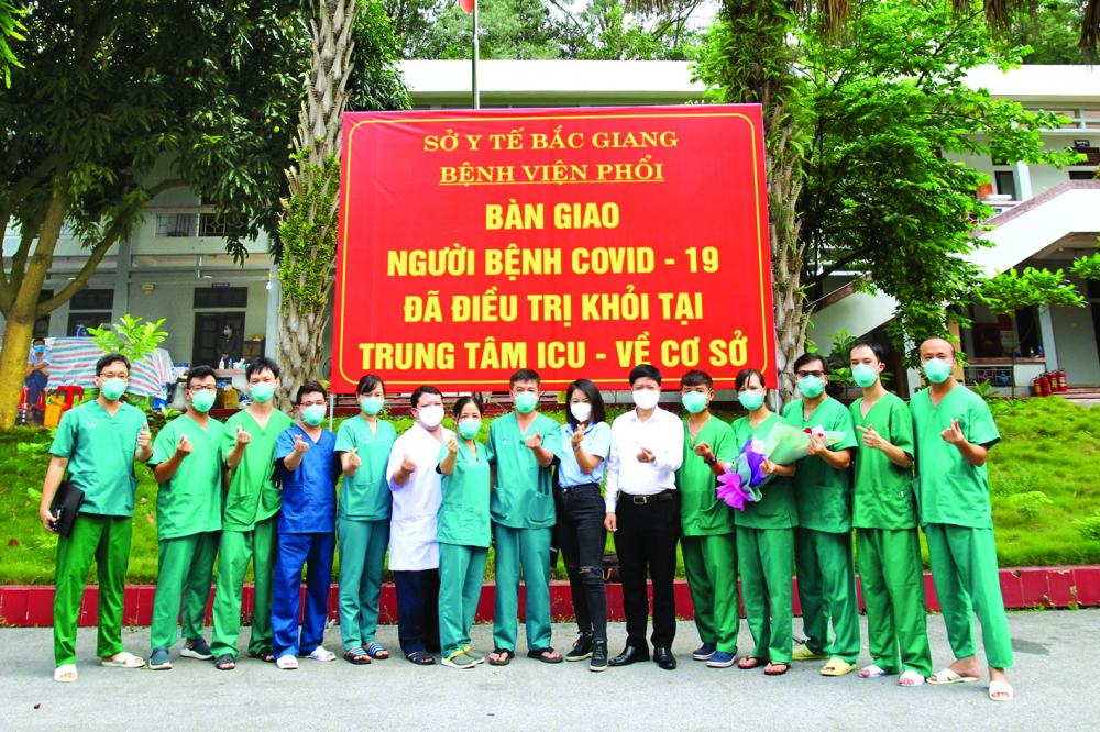 Ngọc Mai (đứng thứ bảy từ phải qua) chụp hình lưu niệm cùng đội ngũ y, bác sĩ điều trị bệnh nhân COVID-19  tại Bệnh viện Phổi Bắc Giang
