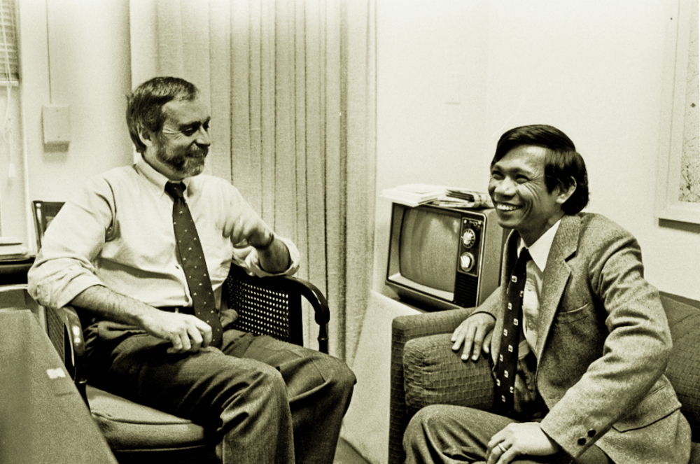 Sydney Schanberg (trái)  và Dith Pran ngoài đời vào năm 1980