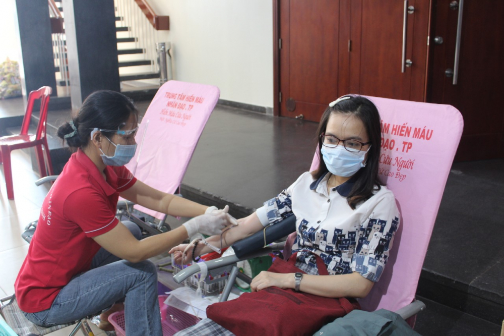 200 cán bộ, công chức, viên chức Khối Dân - Chính - Đảng TPHCM tham gia hiến máu trong đợt này, dự kiến có thêm 300 ca đợt 28/6.