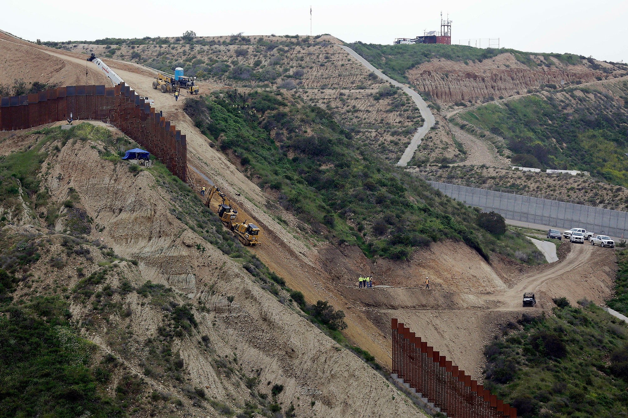 Một đoạn bức tường biên giới giữa Mỹ và Mexico đang được xây dang dỡ - Ảnh: Gregory Bull/AP