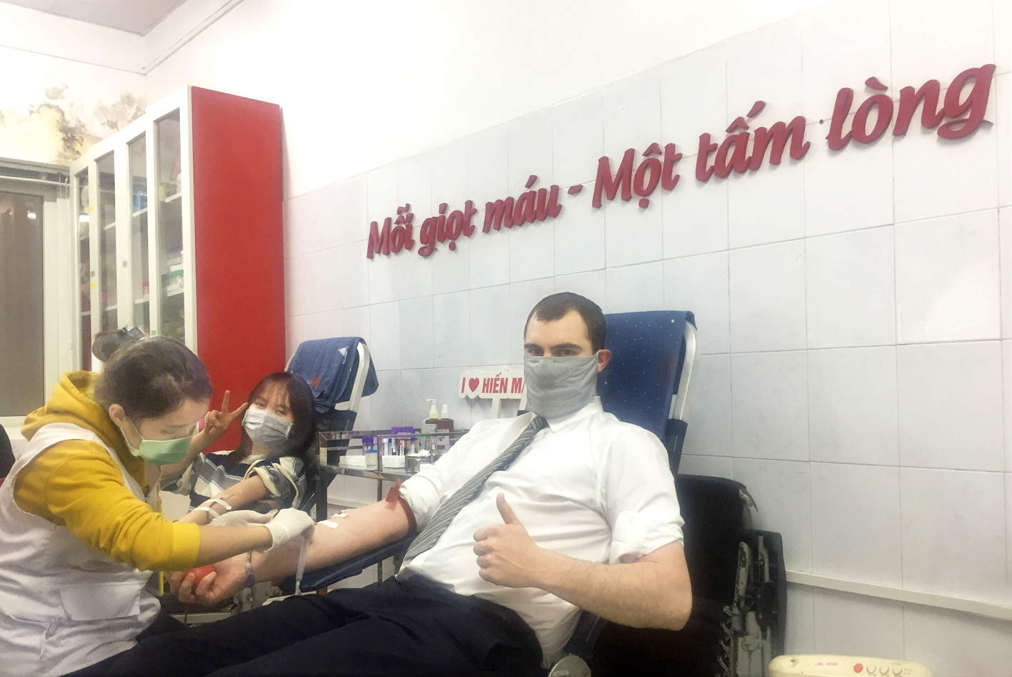 Người nước ngoài tham gia hiến máu