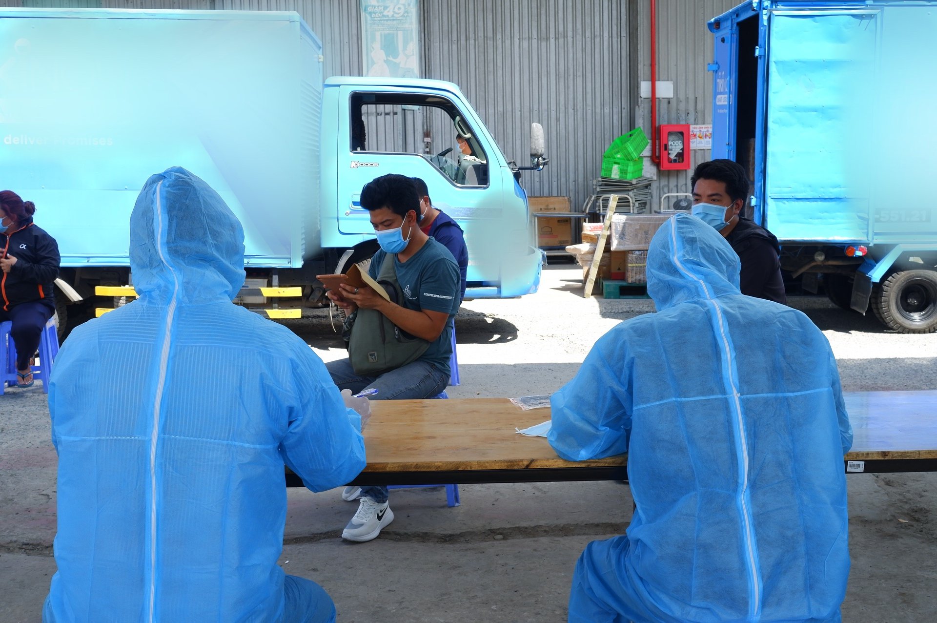 Lấy mẫu xét nghiệm cho công nhân tại KCN Vĩnh Lộc, Bình Tân