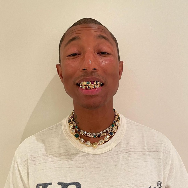 Ca sĩ Pharrell Williams vừa khoe bộ trang sức cho răng trị giá 100.000 USD (khoảng 2,3 tỷ đồng)