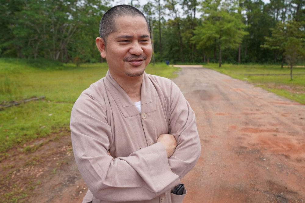 Tu sĩ Bon Le tại ngôi chùa Phật giáo ở Bayou La Batre - Ảnh: AL.com