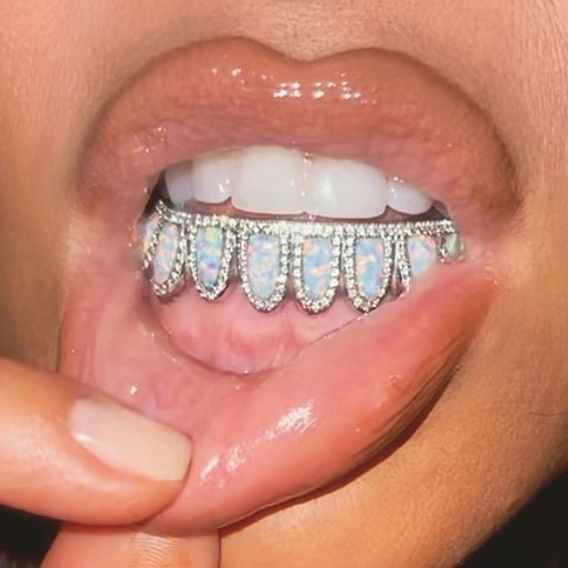 Hồi tháng 3, ngôi sao truyền hình thực tế Kim Kardashian khoe hàm răng dưới với món phụ kiện bắt sáng độc đáo. Các chuyên gia kim hoàn nhanh chóng xác định được thành phần là đá opal, kết hợp với kim cương trắng. Trong đó, đá Opal được cho là đại diện cho tháng sinh của cô. 