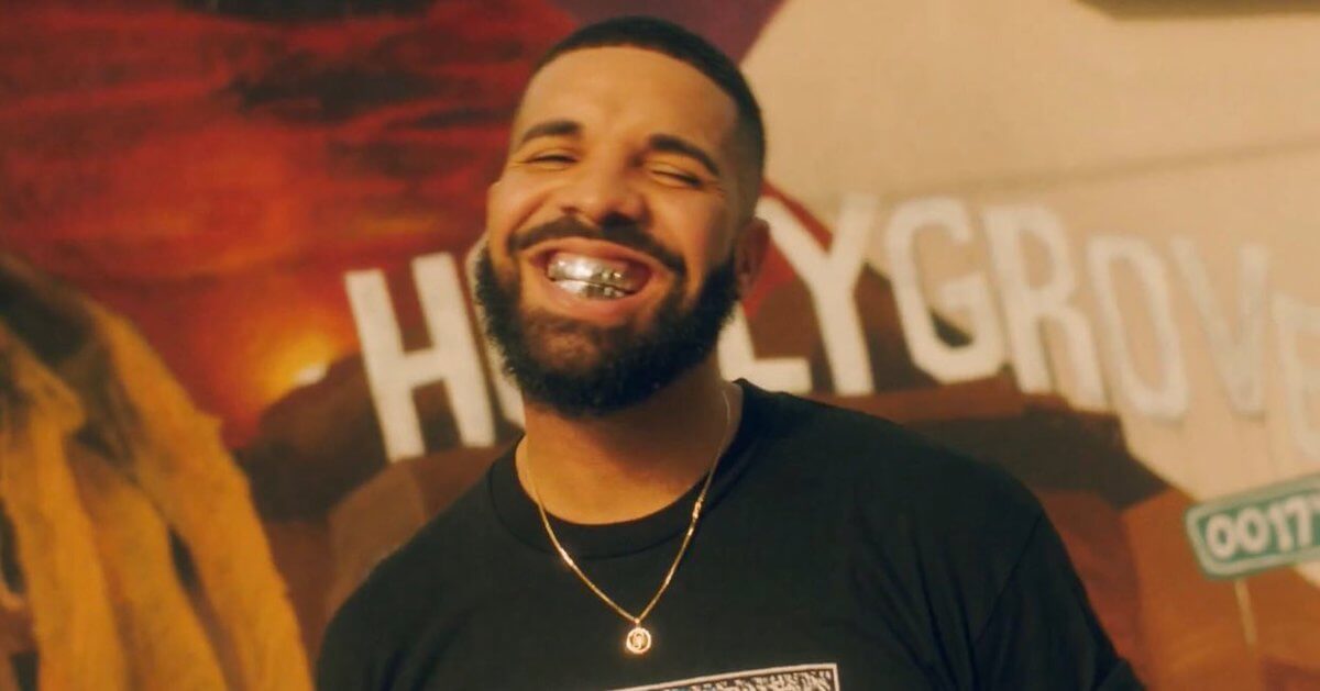 Drake sử dụng trang sức cho răng trong một sự kiện năm 2018 với giá khoảng 14.000 USD (khoảng hơn 320 triệu đồng).