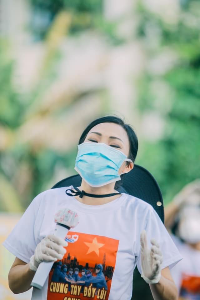 "Show diễn" đặc biệt: càng ít khán giả càng thành công Phương Thanh hát phục vụ tại khu cách ly ký túc xá Đại học Quốc gia TPHCM