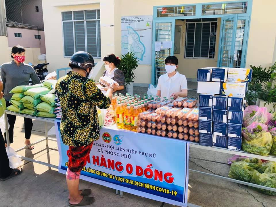 Người dân đến lựa chọn thực phẩm ở gian hàng 0 đồng xã Phong Phú.