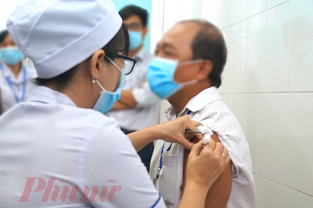 Người dân ở Long An trong cuộc thử nghiệm tiêm vắc-xin